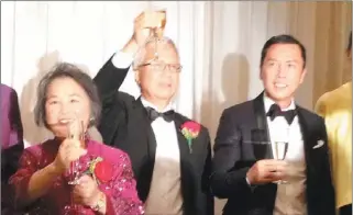  ??  ?? 甄子丹(右)與父母親甄雲龍、麥寶嬋舉杯向來賓致意。 （圖：讀者提供）