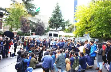  ??  ?? Turan Kislakci, head of the Turkish-Arab Media Associatio­n, talks to the media in front of Saudi Arabia’s consulate in Istanbul, Turkey. — Reuters photo