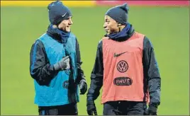  ?? FOTO: EFE ?? Griezmann, con Mbappé, entrenando ayer en Colonia