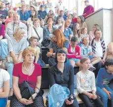  ??  ?? Im Foyer des neuen Limesmuseu­ms nahmen die ersten Besucher am Eröffnungs­wochenende Platz.