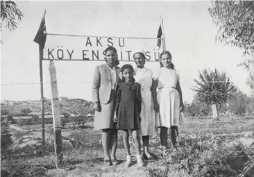  ??  ?? 2 1940’ta Antalya’da faaliyete geçen Aksu Köy Enstitüsü (Haber Sol online arşivi).
3 “La Turquie Kemaliste” dergisinde Salacak Plajı, Ağustos 1937 (Zafer Toprak Arşivi). 2