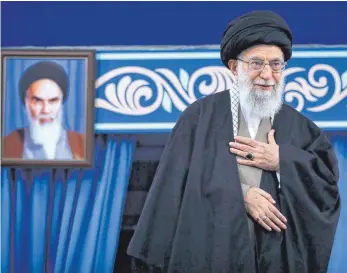  ?? FOTO: AFP ?? Ayatollah Ali Khamenei herrscht seit 30 Jahren über die islamische Republik Iran, die am 11. Februar 1979 von seinem Vorgänger Ayotollah Khomenei – links ein Porträt – ausgerufen wurde.