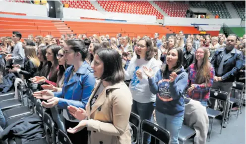  ??  ?? Mandurić je mladima rekao da im na fakultetim­a treba kapela, tiha soba u kojoj bi se pomolili prije ispita i razgovaral­i s Isusom