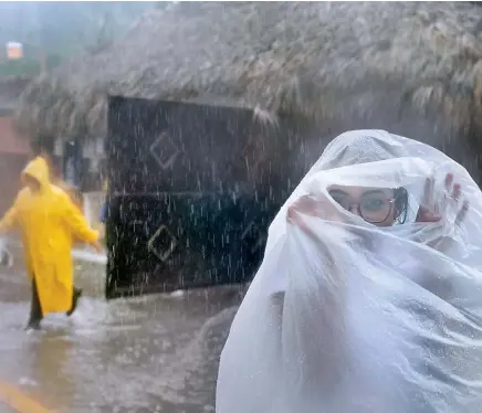  ??  ?? Las lluvias del huracán María comenzaron a sentirse desde la mañana de ayer en la zona Este del país, principalm­ente en la zona turística de Bávaro-Punta Cana, donde se adoptaron medidas para proteger a la población y a los turistas de los efectos del...