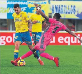  ?? FOTO: EFE ?? Vitolo intenta zafarse de Doukouré La UD las Palmas sigue sin levantar cabeza