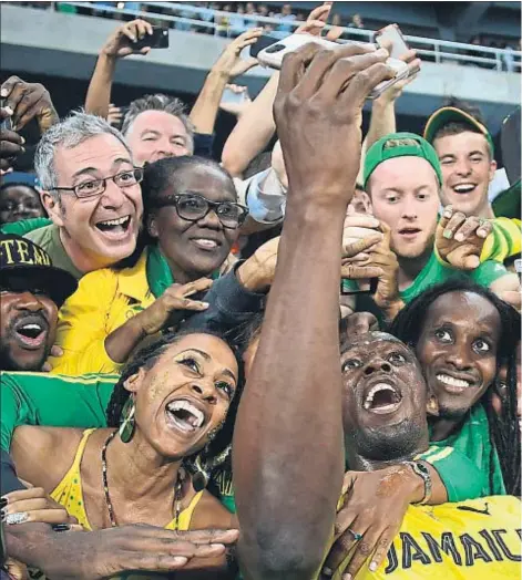  ??  ?? Usain Bolt celebrando su tercer oro olímpico de los 100 m en Río, en agosto