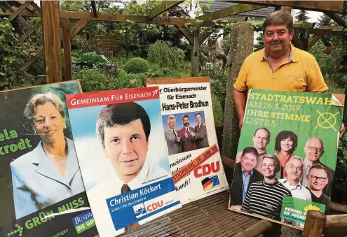  ?? FOTO: BIRGIT SCHELLBACH ?? Dieter Suck aus Stockhause­n hat alte Wahlplakat­e gesammelt und zeigt diese aus Anlass seines eigenen Jubiläums: Er ist der dienstälte­ste Eisenacher Stadtrat und vor 30 Jahren erstmals gewählt worden.