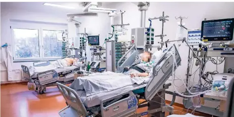  ?? RP-FOTO: ANNE ORTHEN ?? Blick in die Intensivst­ation mit Covid-Patienten der Gerresheim­er Sana-Klinik am Mittwoch dieser Woche.