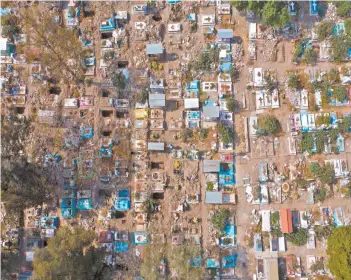  ??  ?? Los panteones de la Ciudad de México, como el de San Nicolás Tolentino, en Iztapalapa, se encuentran saturados ante el aumento de decesos. La capital acumula 25 mil 491 muertes por Covid-19 desde el inicio de la pandemia.