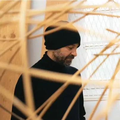  ??  ?? Ci-dessus : Jean-Guillaume Mathiaut dans son atelier. À droite: l’une des cabanes sur pilotis qu’il a créées et qui sera installée dans la réserve naturelle du marais de Larchant.