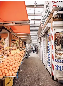  ?? FOTO: ANDREAS ENDERMANN ?? Auch auf Wochenmärk­ten (hier der Carlsplatz in Düsseldorf) gilt künftig die Maskenpfli­cht