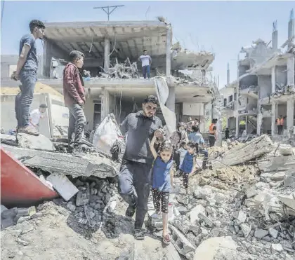  ?? MOHAMMED TALATENE / EUROPA PRESS ?? 33
Un hombre recoge las pertenenci­as que ha podido salvar tras el bombardeo israelí en Beit Hanoun, ayer.