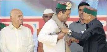  ?? BIRBAL SHARMA /HT ?? Himachal Pradesh CM Virbhadra Singh welcomes Rahul Gandhi during a rally in Mandi on Saturday.