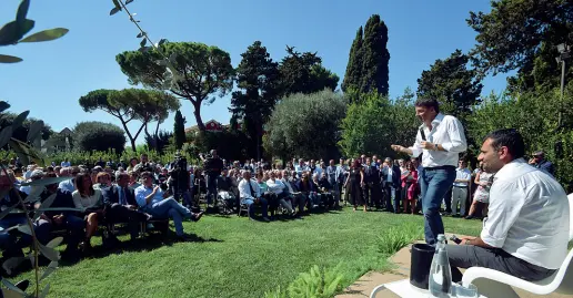  ??  ?? Il tour
Con l’incontro di Villa Romanazzi, a Bari, il segretario Matteo Renzi ha concluso il suo mini tour in Puglia cominciato venerdì a Martina Franca, Ostuni e Lecce e proseguito, nella prima mattinata di ieri, a Trani