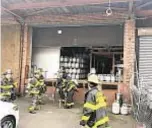  ??  ?? Firefighte­rs arrive Friday at a warehouse in Gowanus, Brooklyn, to seize 904 propane tanks that were contained there.