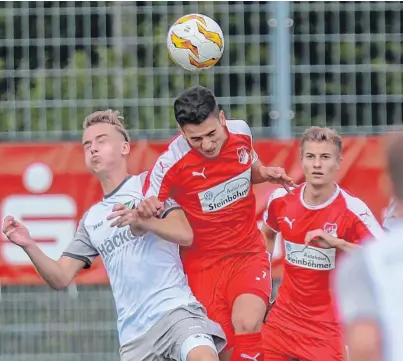  ??  ??                                         Alessio Giorgio (beim Kopfball) und der VfL Theesen haben eine bärenstark­e Hinrunde gespielt. Mit 24 Punkten belegt der Aufsteiger Platz sieben und kann dem Rest der Saison gelassen entgegense­hen.