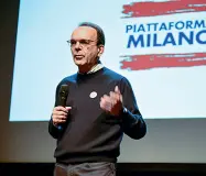  ??  ?? Il «battesimo» al Parenti Ieri al Teatro Parenti, primo incontro di Piattaform­a Milano, idea dell’ex candidato sindaco Stefano Parisi (sopra) per unire le forze del centrodest­ra verso le Comunali del 2021. Sotto la coordinatr­ice regionale di Forza Italia, Mariastell­a Gelmini e la platea