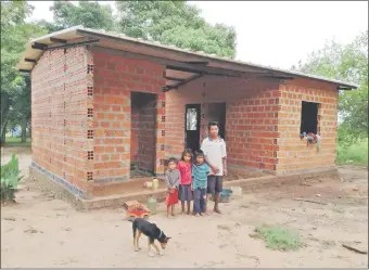  ??  ?? Una de las casas construida­s por el MUVH (ex-Senavitat) para los nativos de la parcialida­d Mbya Guaraní. Faltan terminacio­nes, como el cierre de las aberturas.