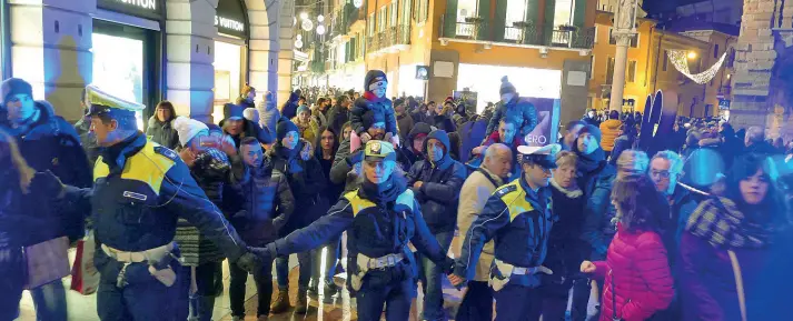  ??  ?? Inedito
Poco dopo le 17, ieri, per la prima volta nella storia di Verona, la polizia locale ha dovuto chiudere l’accesso a via Mazzini