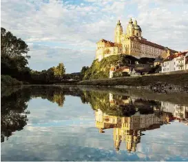  ??  ?? Auch das malerische Stift Melk in Niederöste­rreich suchte die Frau heim . . .