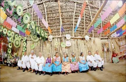  ?? Fotos Rafael Silverio ?? En la Casa de los Abuelos 12 adultos mayores enseñan las tradicione­s del pueblo totonaca