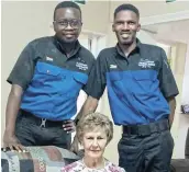  ?? ?? GRATEFUL: Annetjie Makowem, front, with Alderson Ambulance Services workers Lukholo Manqina and Sabelo Masayi