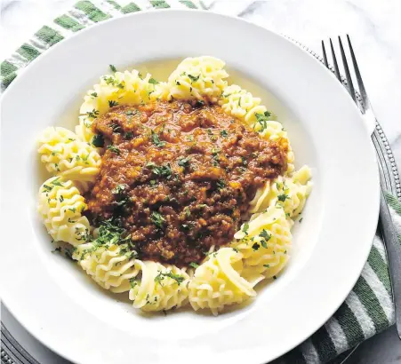  ?? ERIC AKIS ?? Hearty, flavourful, meat-free bolognese sauce is made with mushrooms and homemade roasted tomato sauce.