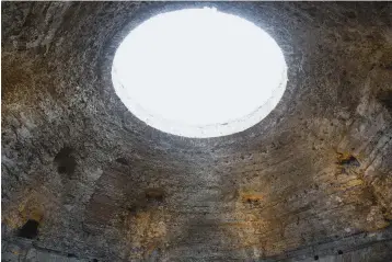  ??  ?? Nero’s banquet hall is mostly in ruins today, but one of its most spectacula­r features remains: the oculus.