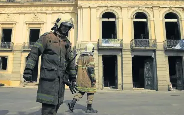  ?? /AFP ?? A cultural tragedy: Firefighte­rs outside Rio de Janeiro’s treasured National Museum, one of Brazil's oldest, on Monday, a day after a massive fire ripped through the building.