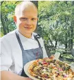  ??  ?? SILVER. Gustav Peterssons vegetarisk­a pizza med svamptema gav en andraplats i SM.