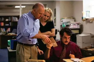  ??  ?? Sotto, da sinistra, Michael Keaton, Rachel McAdams e Brian d’Arcy James in una scena del film. Nella pagina accanto, il team Spotlight, la squadra di giornalist­i investigat­ivi del Boston Globe, al completo.