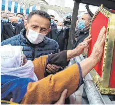  ?? FOTO: ADEM ALTAN/AFP ?? Es sind nicht die ersten Todesopfer im Rahmen des türkischen Einsatzes im Nordirak. Hier werden drei weitere türkische Staatsbürg­er betrauert, die in dem Konflikt umkamen.