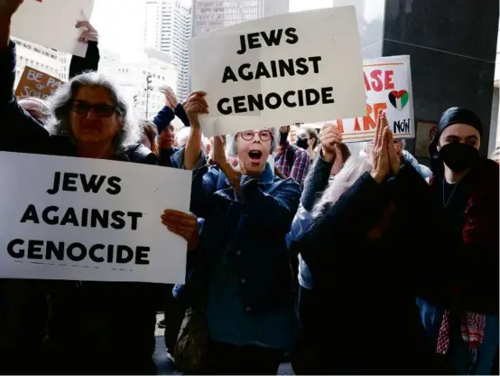  ?? JESSICA RINALDI/GLOBE STAFF ?? Members of Boston Worker’s Circle rallied outside Senator Elizabeth Warren’s office on Oct. 18, urging her to call for a ceasefire in Gaza. Jewish Community Relations Council bylaws forbid members from partnering with anti-Zionist groups.