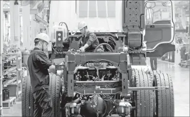  ?? BLOOMBERG ?? Employees assemble a truck at Sany Heavy Industry Co Ltd's factory in Changsha, Hunan province.