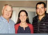  ??  ?? Dr. Jude Capper (middel) saam met mnre. Thys Louw (regs), voorsitter van die Durbanvill­e-boereveren­iging, en Johannes Loubser, direkteur van boerderybe­drywighede by Faircape.