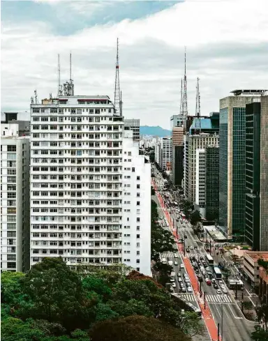  ?? Gabriel Cabral/Folhapress ?? O conjunto residencia­l Baronesa de Arary (prédio branco em destaque) na av. Paulista