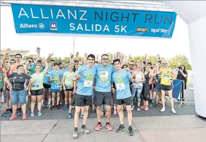  ?? FOTOS: MANEL MONTILLA ?? Los hermanos Márquez, arriba junto a José Luis Ferré, CEO de Allianz Seguros, en la salida de la Allianz Night Run, la carrera solidaria disputada en el Circuit