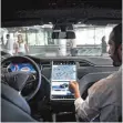  ?? FOTO: AFP ?? Der Innenraum eines Wagens der Marke Tesla. Die Software soll nicht geltenden Sicherheit­srichtlini­en entsproche­n haben.