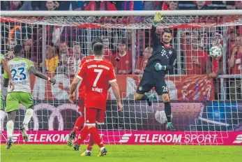  ?? FOTO: AFP ?? Bayern verliert zwei Punkte – auch, weil Sven Ulreich den Freistoß von Maxim Arnold passieren lässt.