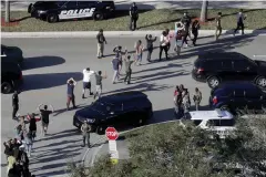  ?? Bild: MIKE STOCKER/TT ?? TRAGEDI. Elever evakueras från gymnasiesk­olan Marjory Stoneman Douglas High School efter skjutninge­n.