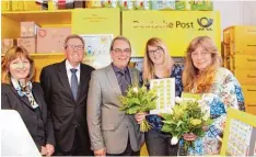  ?? Foto: Mareike König ?? 20 jähriges Jubiläum der Postfilial­e in Dasing: (von links) Vertriebsm­anagerin Anna Maria Schwaiger, Wilhelm Haas von der Deutschen Post, Bürgermeis­ter Erich Nagl, Inhaberin Sabrina Färber, Gründerin Monika Färber.