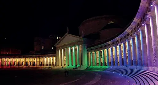  ??  ?? Sopra, piazza Plebiscito con le luci del Gay Pride Sotto, Pier Paolo Pasolini dipinto dallo street artist Jorit