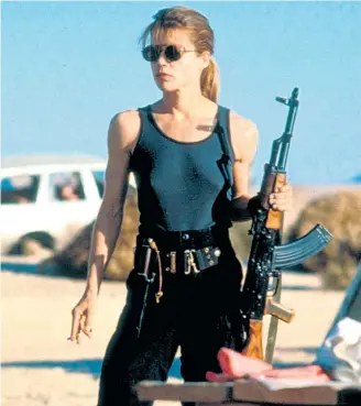  ??  ?? 1984 nahm Sarah Connor (Linda Hamilton) in „Terminator 2“ihr Schicksal in die Hand. Ergebnis: Mut, Wehrhaftig­keit und ein Foto, das in die Geschichte einging.