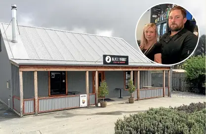  ??  ?? Jimmy Fairweathe­r and Katie Funnell run Black Rabbit Cafe in Bannockbur­n, Central Otago.