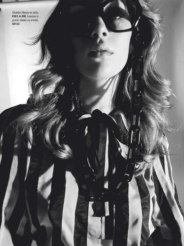  ??  ?? Chemise Marga en satin,
PAUL & JOE. Lunettes à grosse chaîne en acétate, GUCCI.