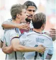  ?? FOTO: DPA ?? 2014 wurden sie Weltmeiste­r, jetzt treffen Thomas Müller (l.) und Sami Khedira (M.) als Gegner aufeinande­r.