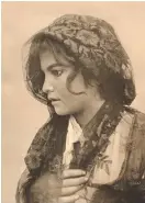  ?? FOTO: WILHELM VON GLOEDEN ?? TRANSTEMA. Pojke klädd som siciliansk flicka, tagen 1902. Under sitt liv tog von Gloeden över 3 000 bilder, de flesta mellan 1890 och 1910.