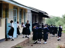  ?? FOTO: KATRI NIIRANEN-KILASI/FINSKA MISSIONSSä­LLSKAPET ?? Skola och utbildning är en nyckel för att förebygga barnäktens­kap i låginkomst­länder. Bilden är från skolan i Kikwe i Tanzania.