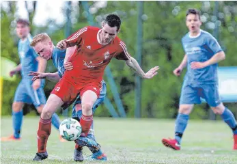  ?? FOTO: THOMAS SIEDLER ?? Schwabsber­g-Buch (blaues Trikot) erlebte gegen die Sportfreun­de Dorfmerkin­gen II einen rabenschwa­rzen Abend und musste sich mit 1:5 geschlagen geben.