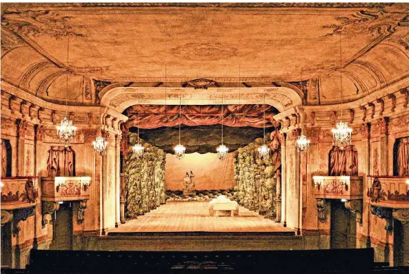  ?? FOTOS: CHRISTIANE KELLER (3) / DPA ?? Edle Pracht, doch vieles aus Pappmaché: Blick auf die originale Bühne des Schlossthe­aters von Drottningh­olm. Alle Kulissen werden dort per Hand bedient.